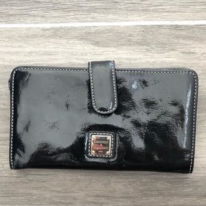 dooney & bourke: black wallet